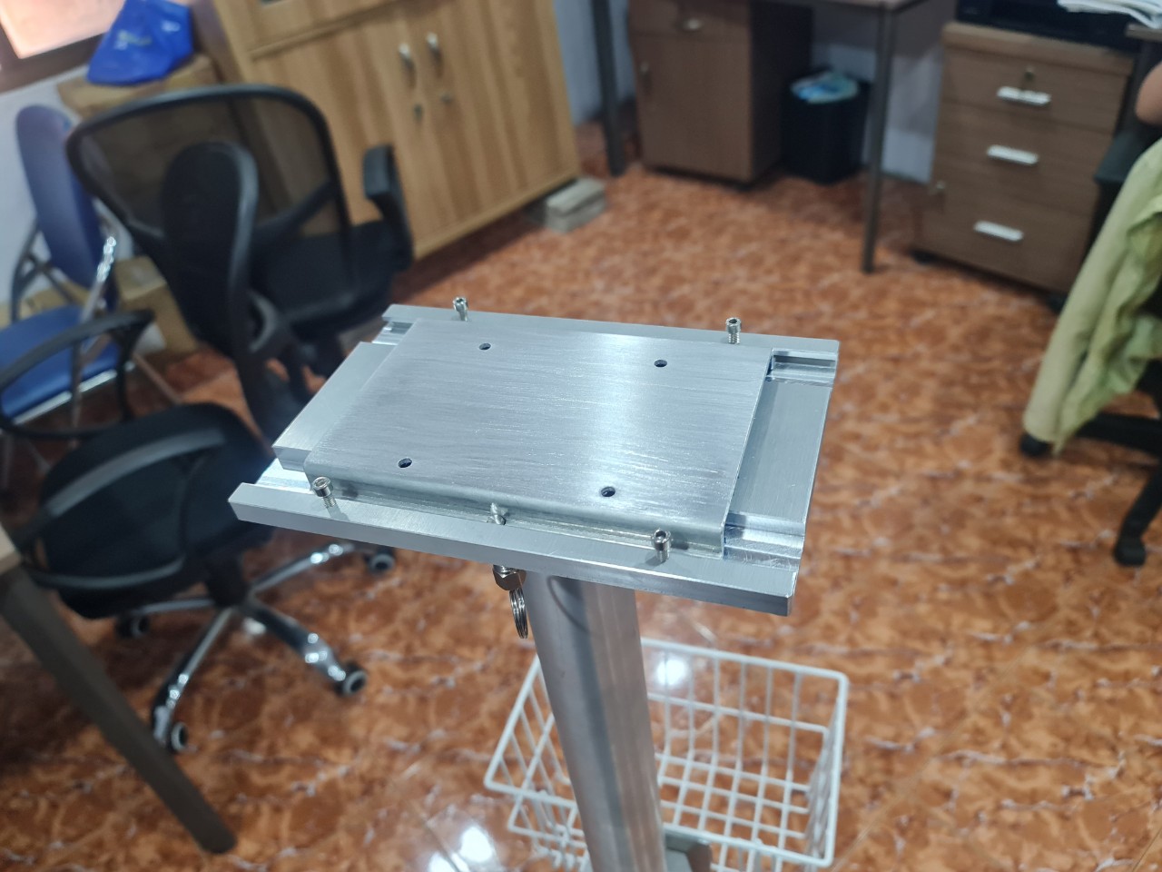 Xe đẩy monitor mẫu bắt nằm